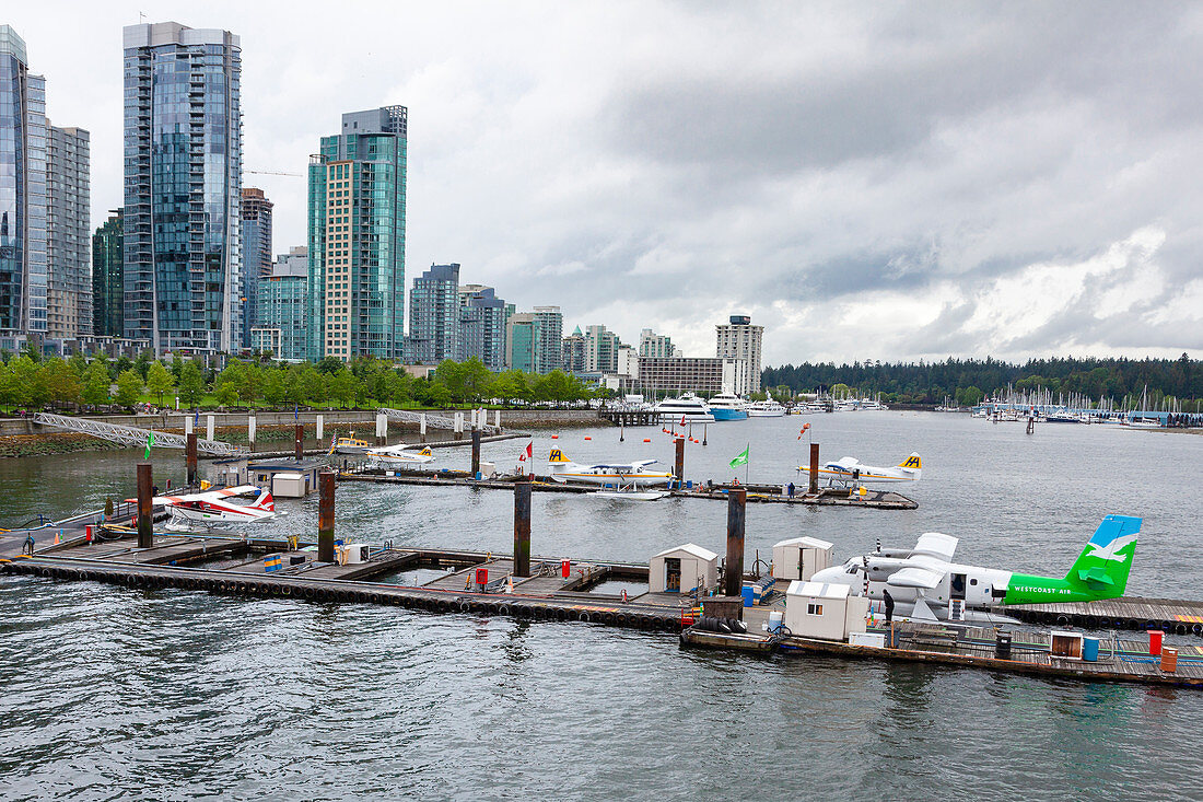 Wasserflugzeuge am Dock, Vancouver, Kanada