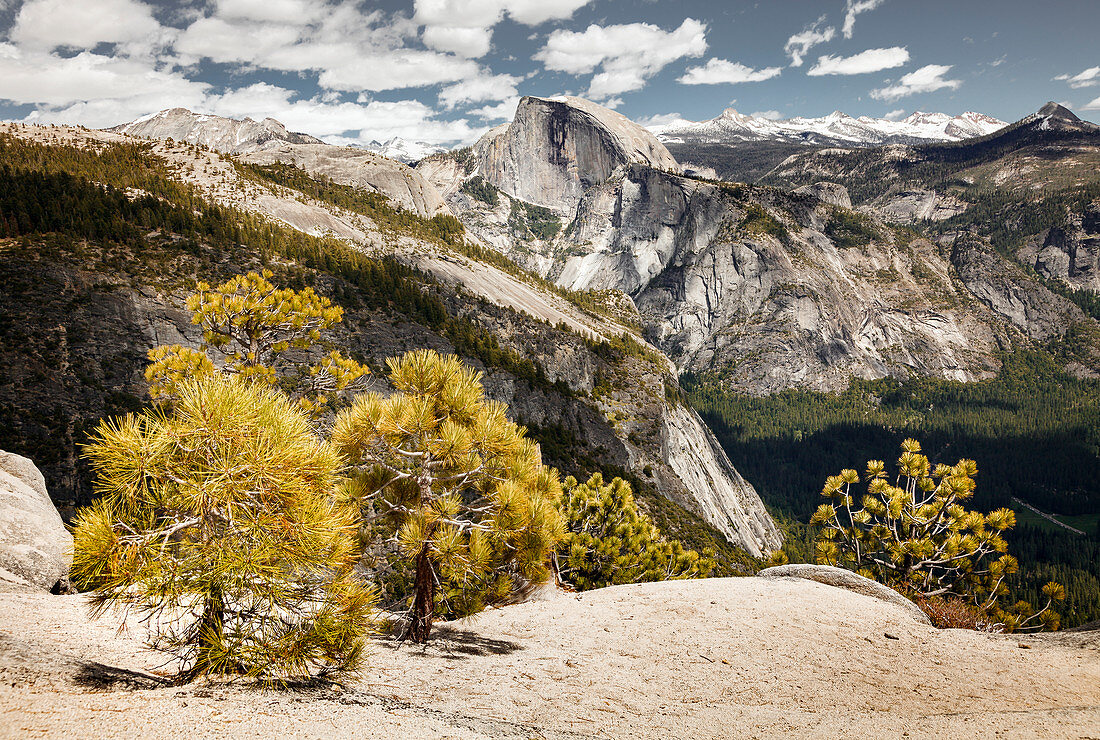 Blick auf Half Dome und Yosemite Valley, Yosemite Falls Trail, Yosemite National Park, Kalifornien, USA