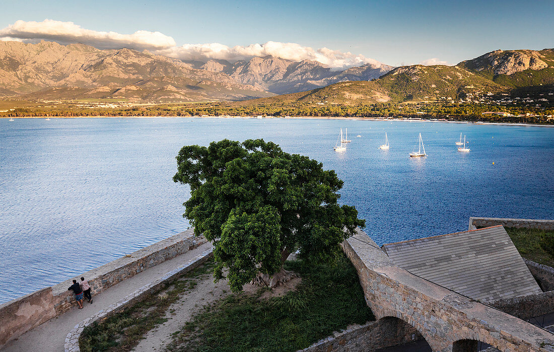 Blick von der Zitadelle in Calvi auf die Bucht von Calvi, Korsika, Frankreich