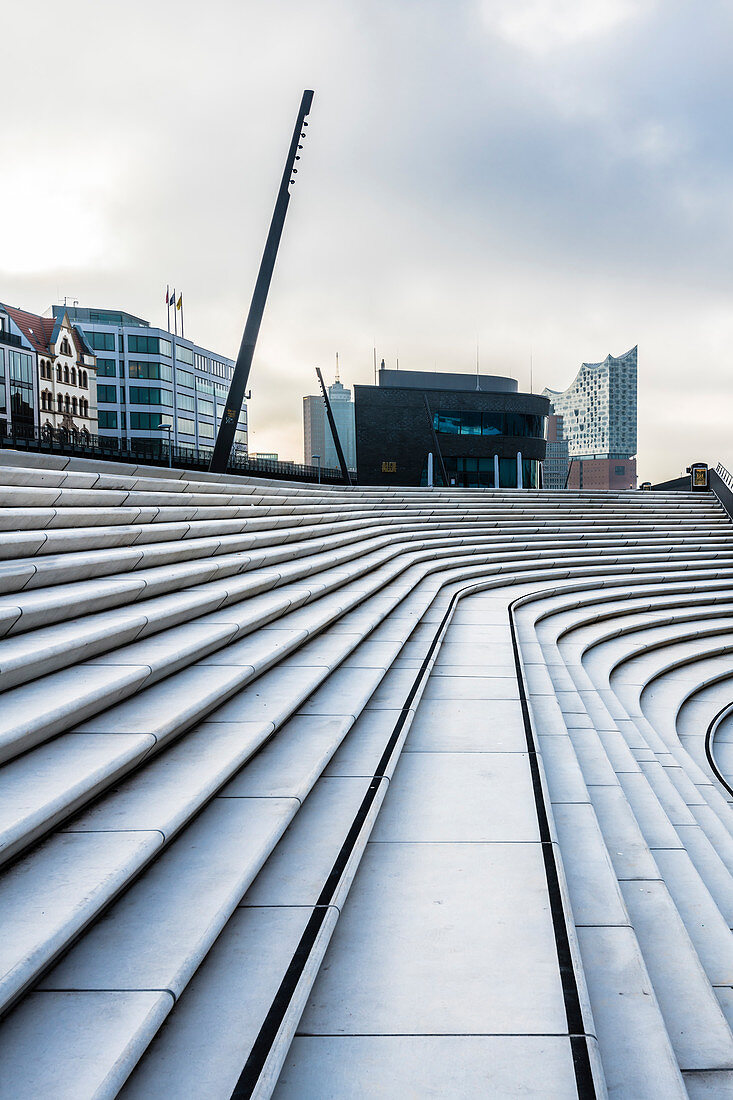 Die Treppenstufen der Promenade am Hamburger Hafen mit der Elbphilharmonie im Hintergrund, Neustadt, Hamburg, Deutschland