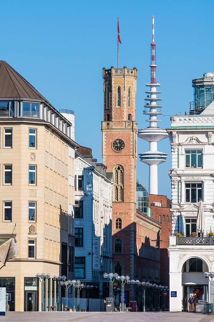 Der Turm der alten Post in der Poststraße mit dem Heinrich-Hertz-Fernsehtrum im Hintergrund, Neustadt, Hamburg, Deutschland