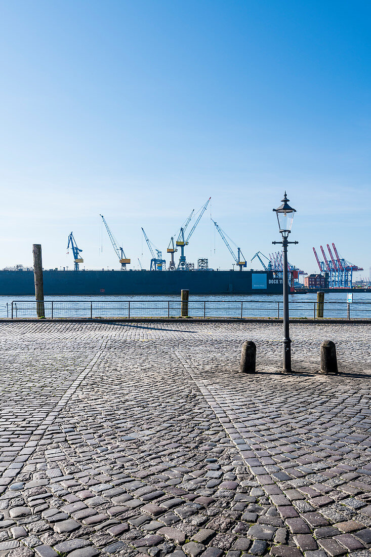 Der leere Fischmarkt mit dem Dock 11 von Blohm und Voss im Hintergrund, Altona-Altstadt, Hamburg, Deutschland