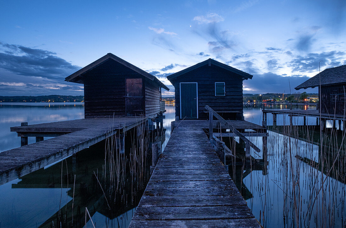 Blick auf Fischerhütten im Starnberger See bei zur blauen Stunde, Starnberg, Bayern, Deutschland, Europa