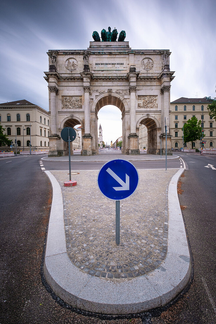 Blick auf das Siegestor an der Leopoldstraße, im Hintergrund die Universität und die St. Ludwigs Kirche, München, Bayern