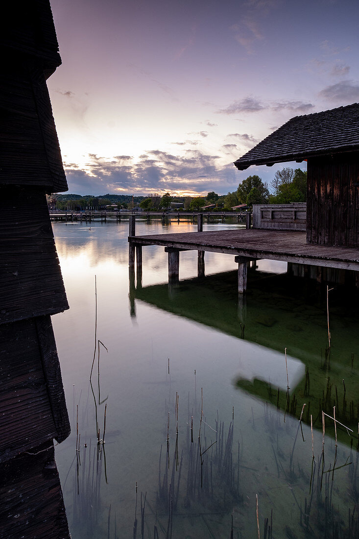 Blick auf Fischerhütten im Starnberger See bei Sonnenuntergang, Starnberg, Bayern, Deutschland, Europa