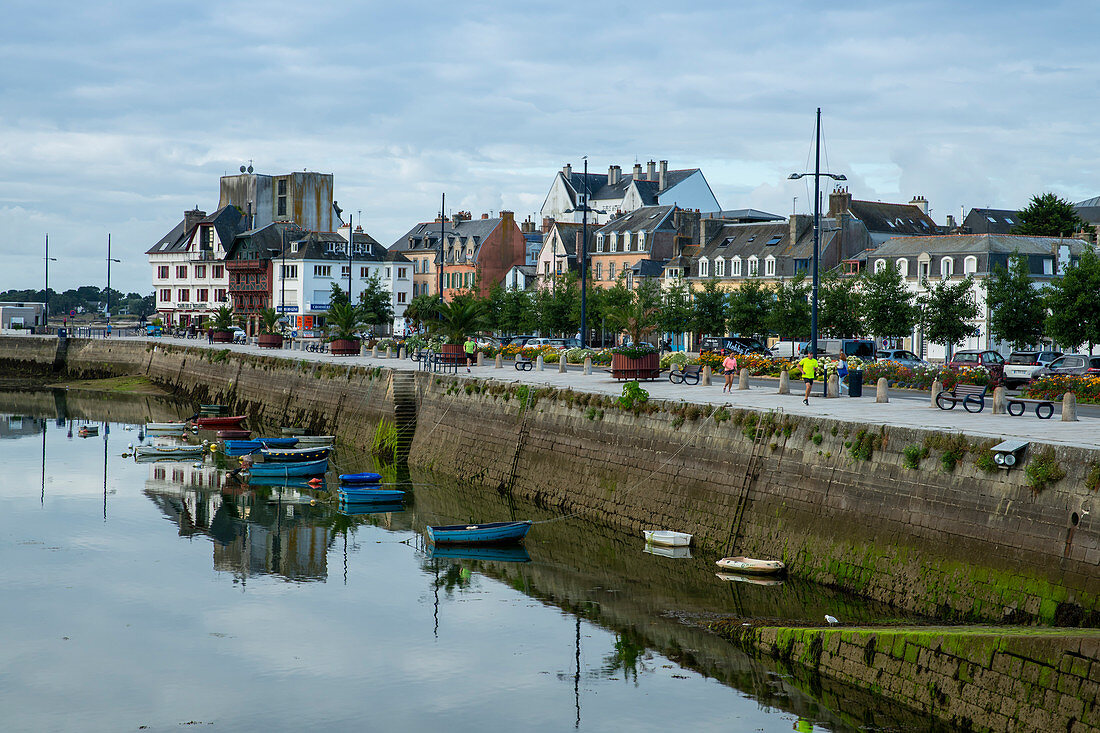 Quai Peneroff with boats in the bay and city center of Concarneau, Concarneau, Arrondissement Quimper, Departement Finistere, Brittany, France, Europe