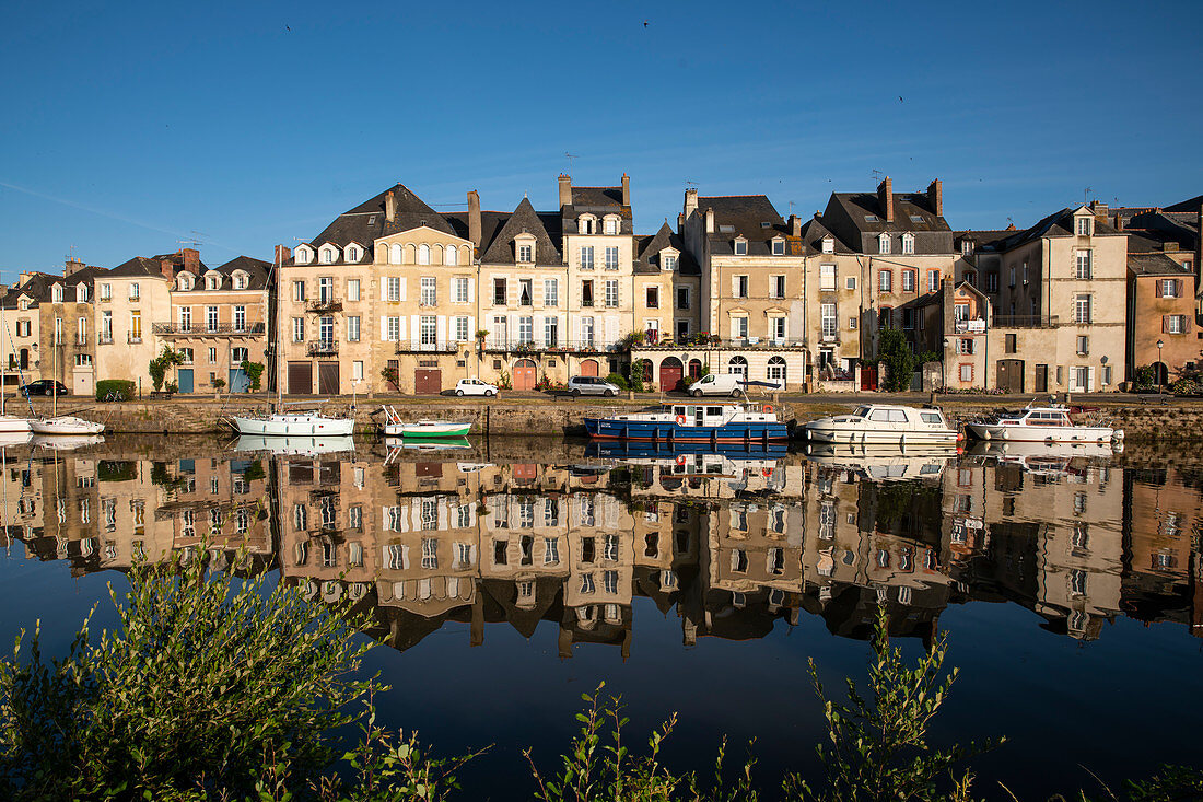 Häuserfront spiegelt sich im Wasser der Vilaine am Morgen, Redon, Departement Ille-et-Vilaine, Bretagne, Frankreich, Europa
