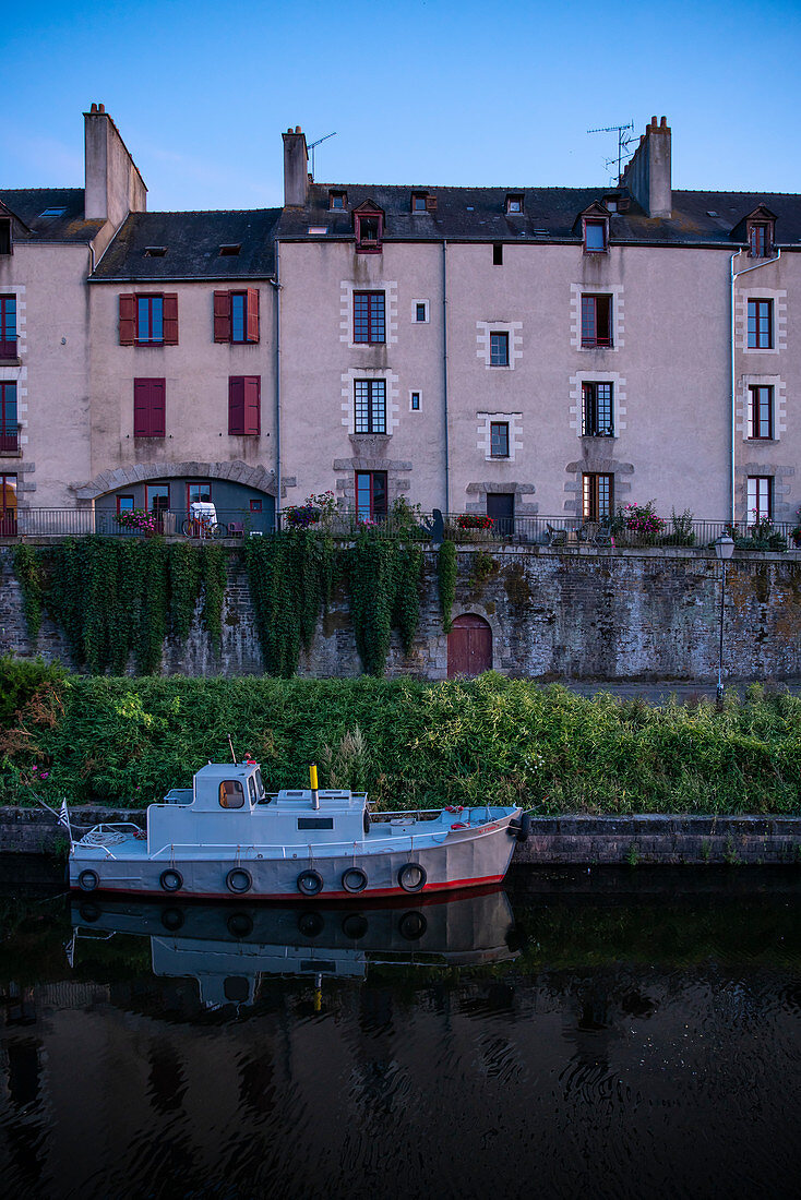Abendstimmung in Redon am Canal de Nantes Brest mit Hausboot und Häuserfassaden, Departement Ille-et-Vilaine, Bretagne, Frankreich, Europa