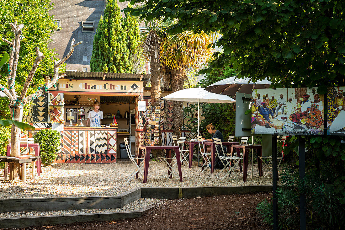 Verträumtes Gartencafe in La Gacilly, Departement Morbihan, Bretagne, Frankreich, Europa