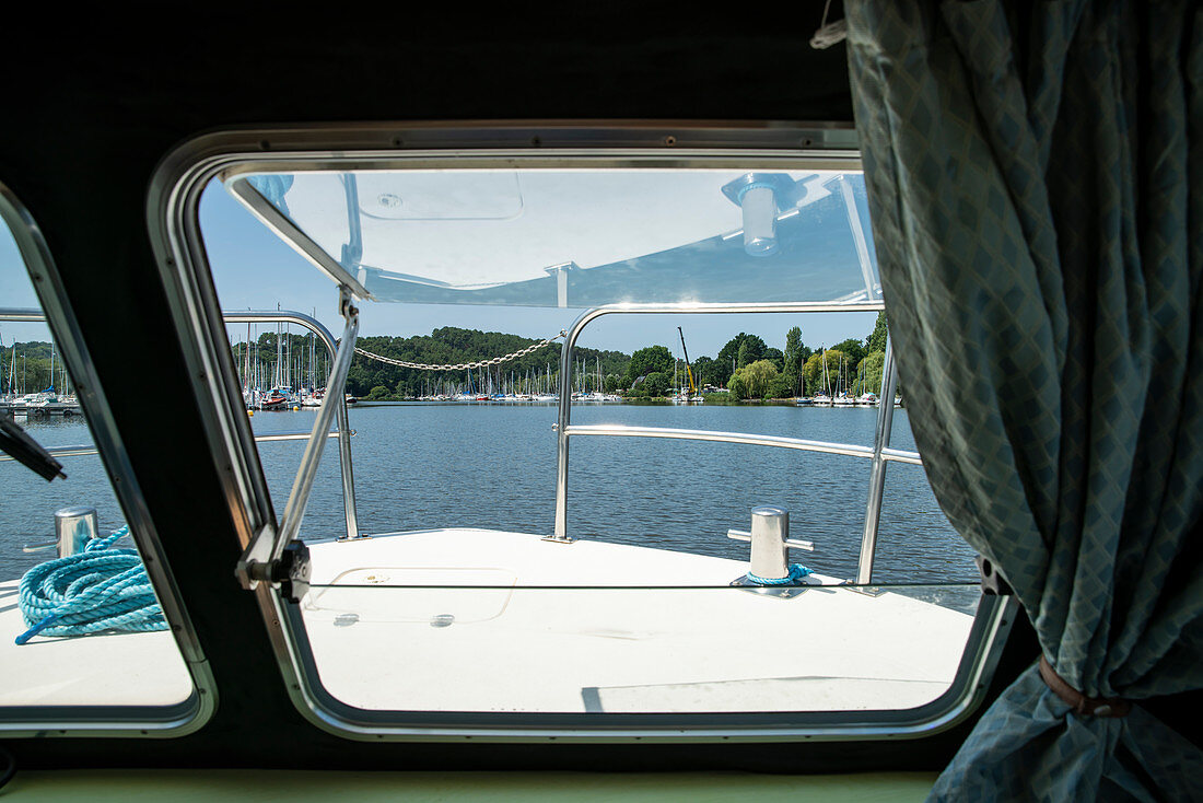 Blick durch vorderes Hausboot Fenster auf den Fluss Vilaine, Port Folleux, Departement Morbihan, Bretagne, Frankreich, Europa