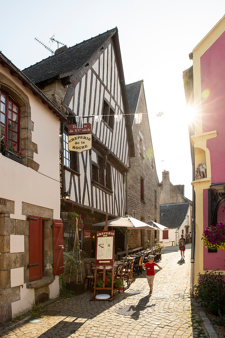 Kind rennt durch enge Gasse an Creperie vorbei, La Roche-Bernard, Vilaine, Departement Morbihan, Bretagne, Frankreich, Europa