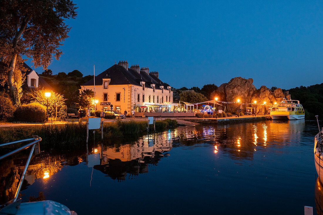 Dusk on Quai de la Douane with restaurant and rocky coast, La Roche-Bernard, Vilaine, Morbihan department, Brittany, France, Europe