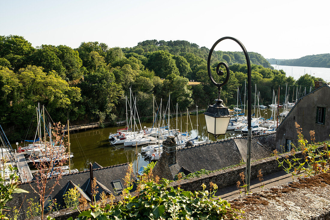 Blick von der Stadtmauer in den Yachthafen, La Roche-Bernard, Vilaine, Departement Morbihan, Bretagne, Frankreich, Europa