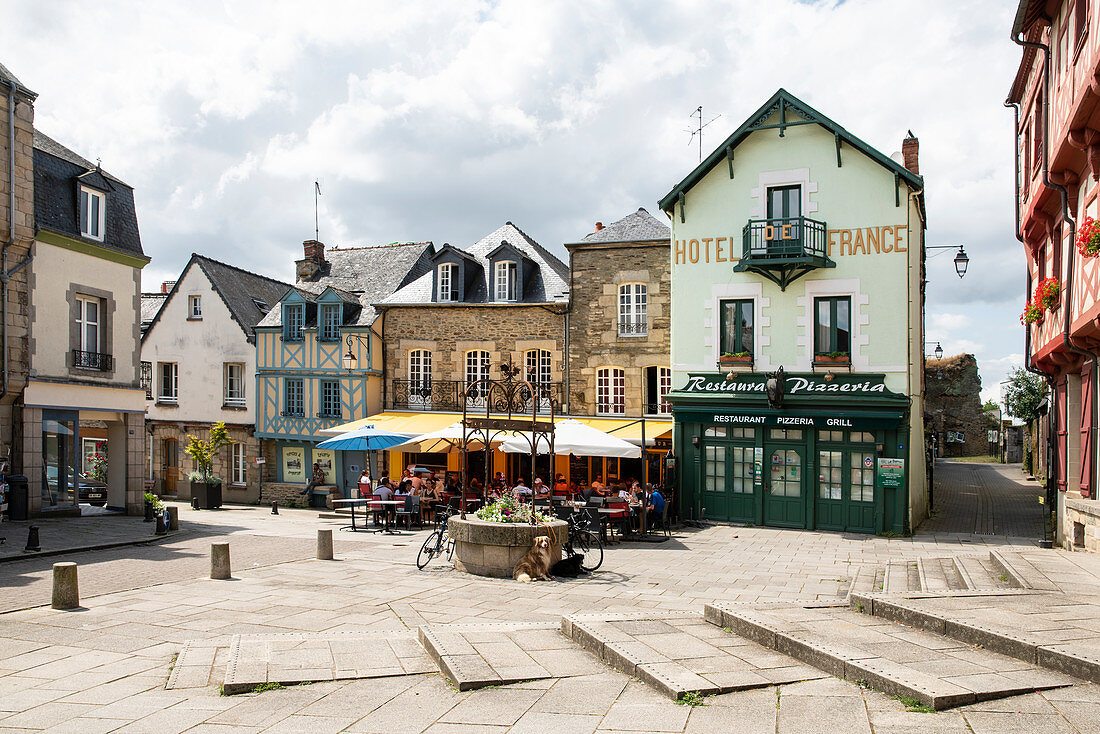 Marktplatz Place Notre Dame mit Brunnen und Café im Sommer, Josselin, Dept. Morbihan, Bretagne, Frankreich, Europa