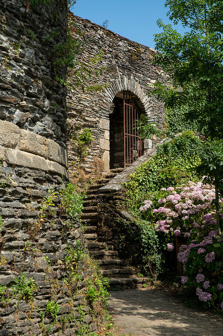 Verwunschene Treppe mit eisernem Tor zum Schlosspark von Rochefort en Terre, Departement Morbihan, Bretagne, Frankreich, Europa