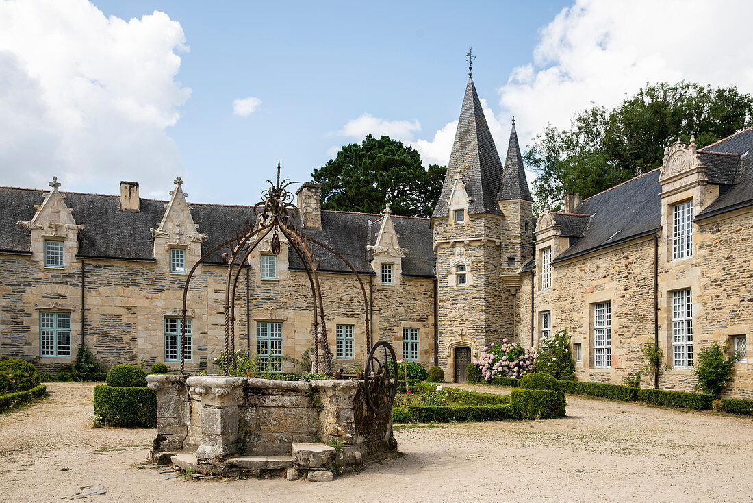 Romantisches Schloss Rochefort en Terre im Sommer, Departement Morbihan, Bretagne, Frankreich, Europa