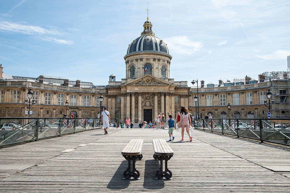 Blick von der Fußgängerbrücke Pont des Arts zum Institut de France im Sommer, Paris, Frankreich, Europa