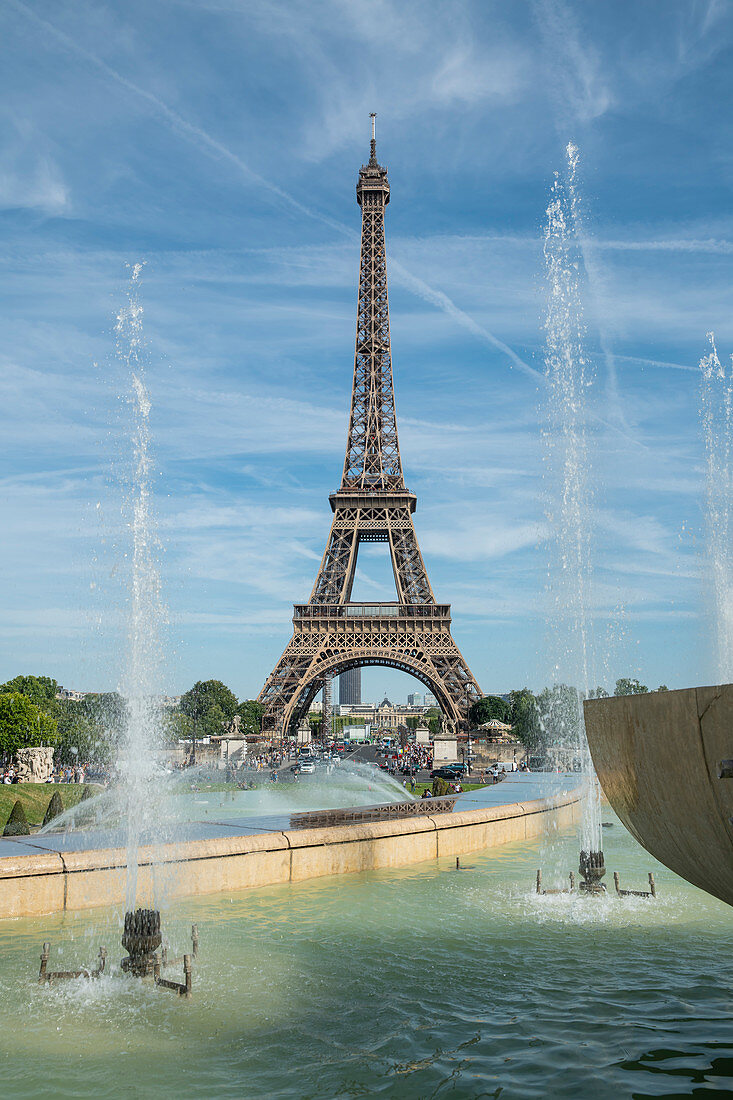Jardins du Trocadero Fontänen mit Eiffelturm an einem sonnigen Tag, Paris, Frankreich, Europa