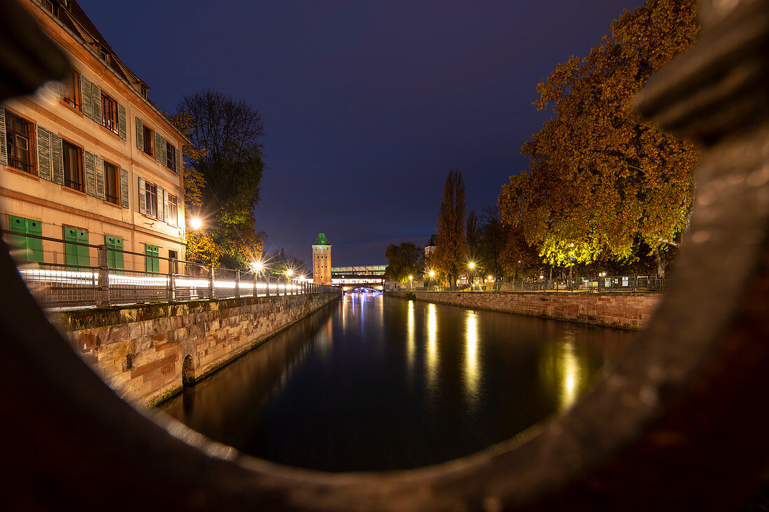 Kanal III mit Blick auf die Türme der Gedeckten Brücken (Ponts couverts) in der Abenddämmerung, Straßburg, Frankreich, Europa