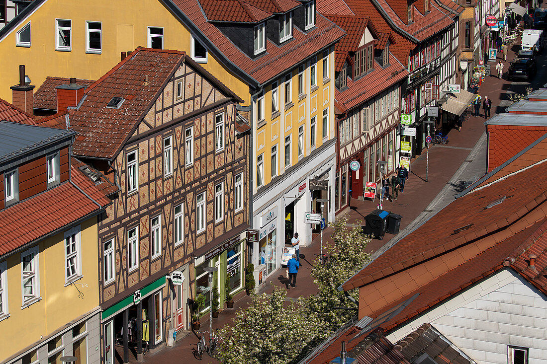 Blick von oben auf die Fachwerkhäuser der Kurze-Geismar-Straße, belebt mit Menschen, Göttingen, Niedersachsen, Deutschland, Europa