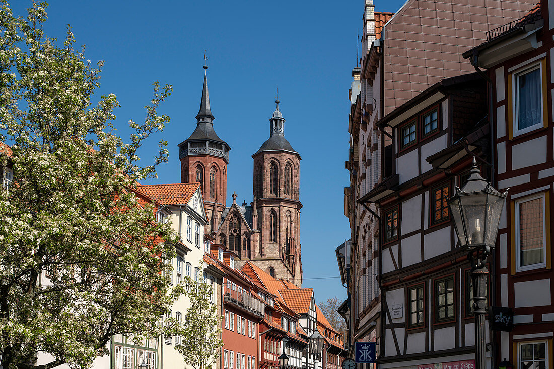 St. Johannis-Kirche mit zwei Türmen im Frühling, Altstadt Göttingen, Niedersachsen, Deutschland, Europa