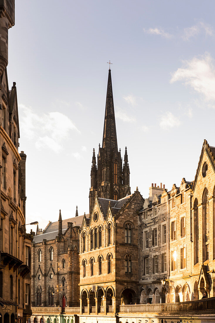 Blick auf den Turm von "The Hub" aus Victoria Street, Edinburgh, Schottland, Großbritannien, Vereinigtes Königreich