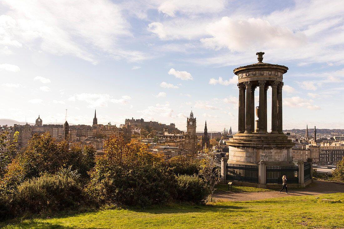 Dugald Stewart Monument am Calton Hill mit Blick auf die Altstadt von Edinburgh, Schottland, Großbritannien, Vereinigtes Königreich