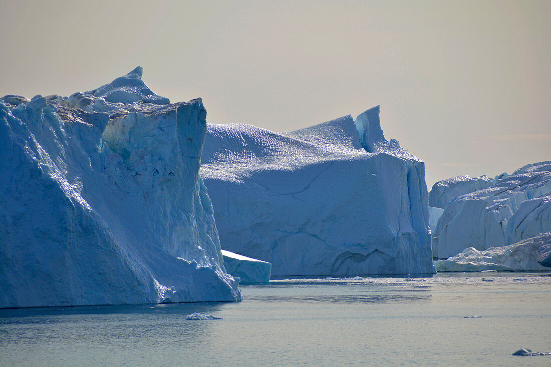 Diskobucht, Eisberge bei Ilulissat, vielgestaltige Eisformationen, Steilwände, Risse und Zacken, Westgrönland, Grönland
