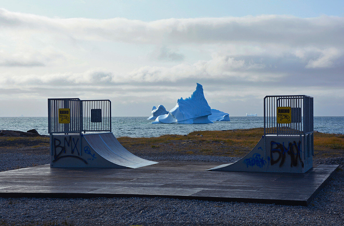 Skaterrampe, Mini-Skaterpark für die Jugend in Qeqertarsuaq, im Hintergrund schwimmende Eisberge, Diskoinsel, Westgrönland, Grönland