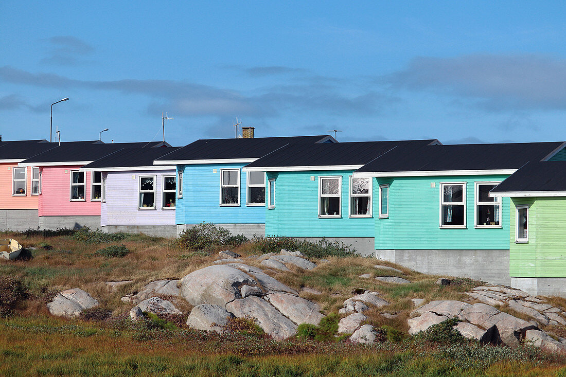Bunte, mit Holz verkleidete Häuser, Qeqertarsuaq auf der Diskoinsel in Westgrönland, Grönland