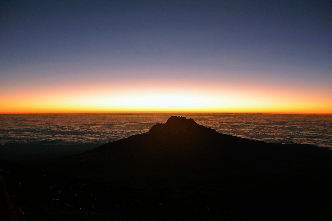 Kilimandscharo, Gipfelbesteigung, Morgengrauen, Sonnenaufgang hinter dem Peak Mawenzi, auf dem Weg zum Stella Point