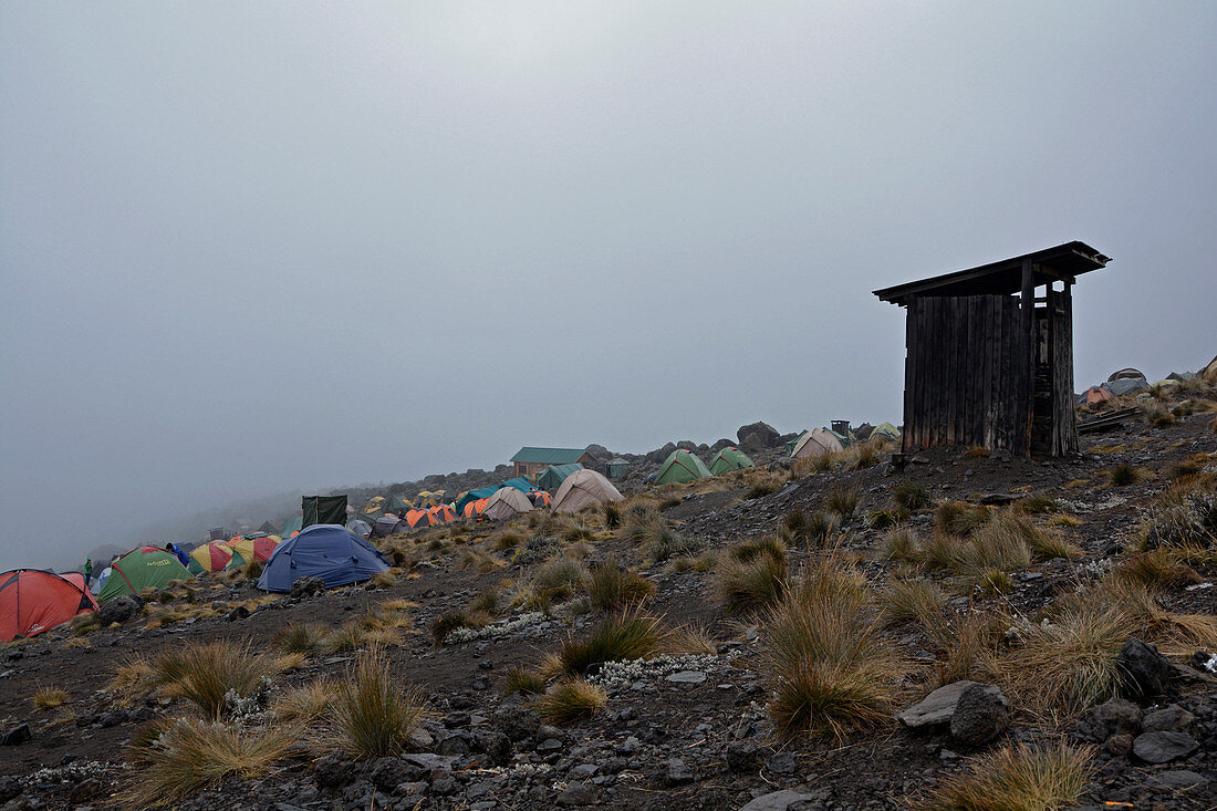 Kilimandscharo, Besteigung auf der Machame Route, vierte Etappe, Karanga Camp, schlechtes Wetter, Toilettenhäuschen