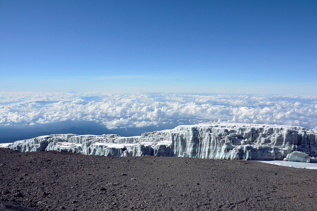 Blick vom Gipfel des Kilimandscharo, Reste des Gletscherfeldes, Lavageröll, unendliches Wolkenmeer