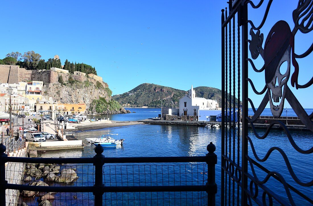 Piratenzeichen am alten Hafen von Lipari, Liparische Inseln, Süd- Italien