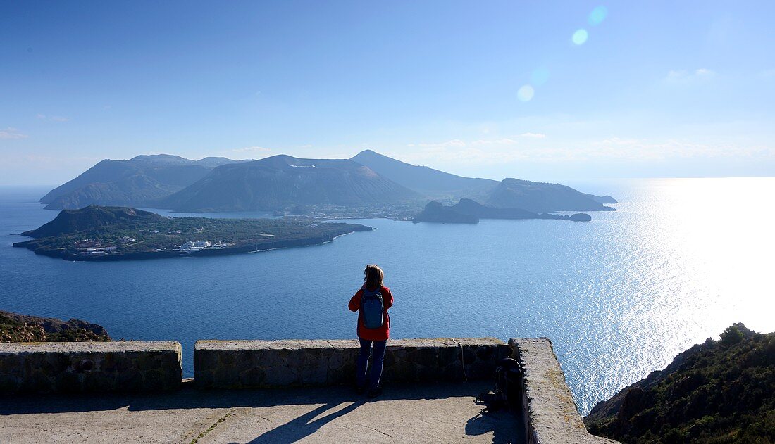 Südlicher Teil der Insel Lipari mit Blick auf Vulkano und Meer, Liparische Inseln, Süd- Italien