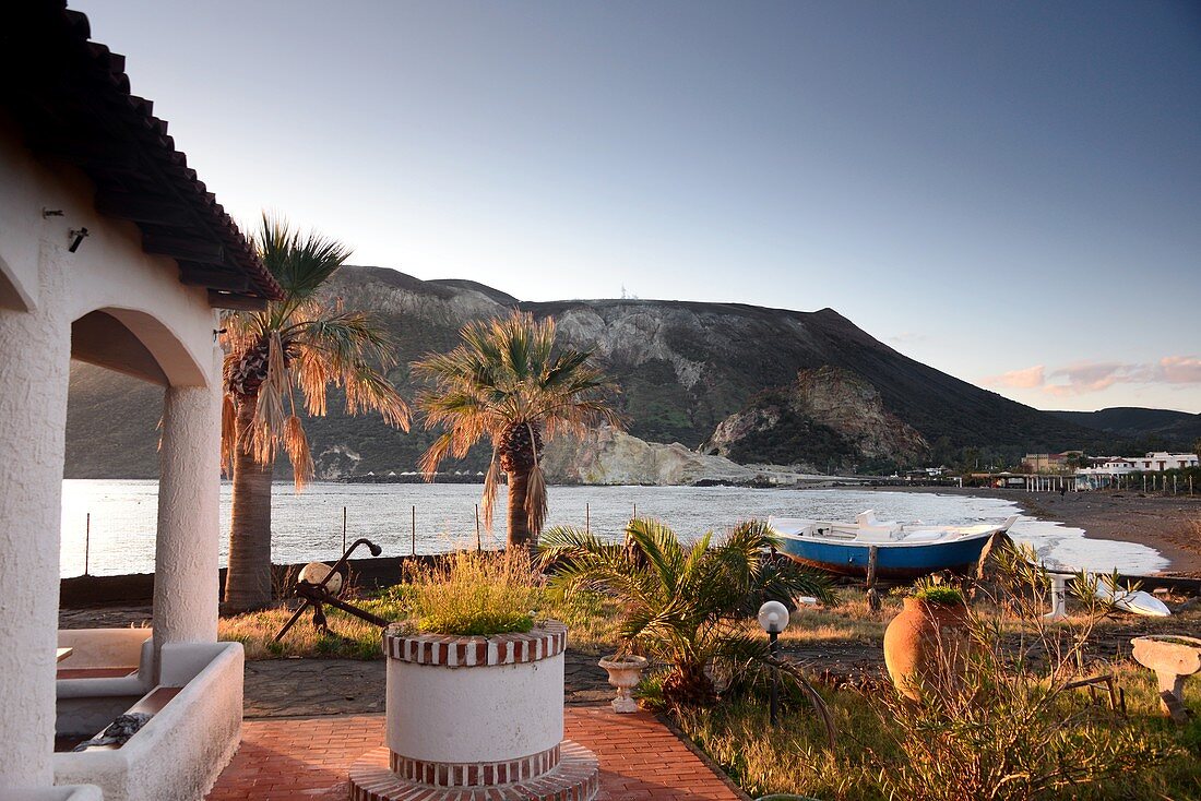 Fischerhaus mit Palmen bei Porto Levante auf der Insel Vulkano, Liparische Inseln, Süd- Italien