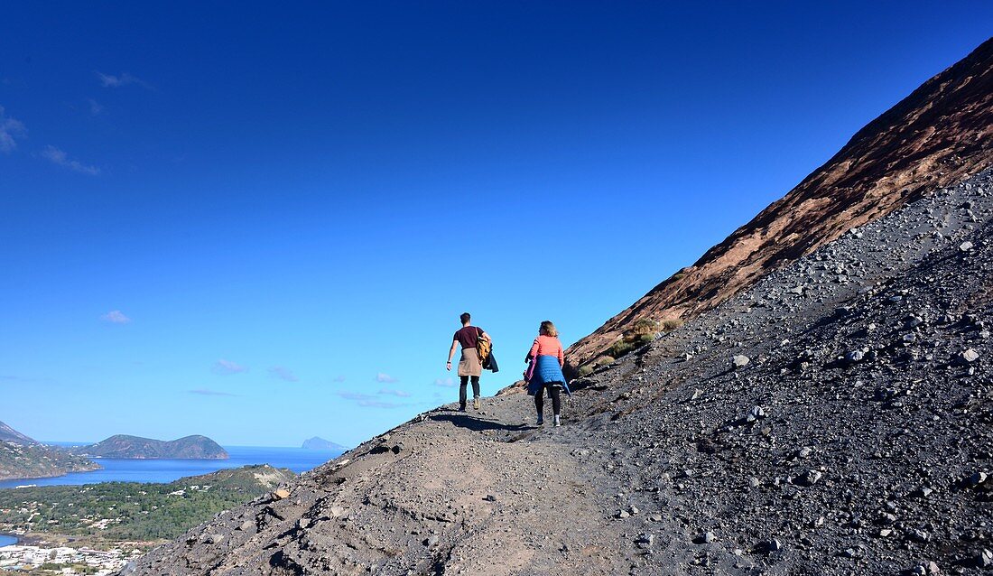 Paar auf dem Weg zum Vulkan mit Blick auf Lipari, Insel Vulkano, Liparische Inseln, Süd- Italien