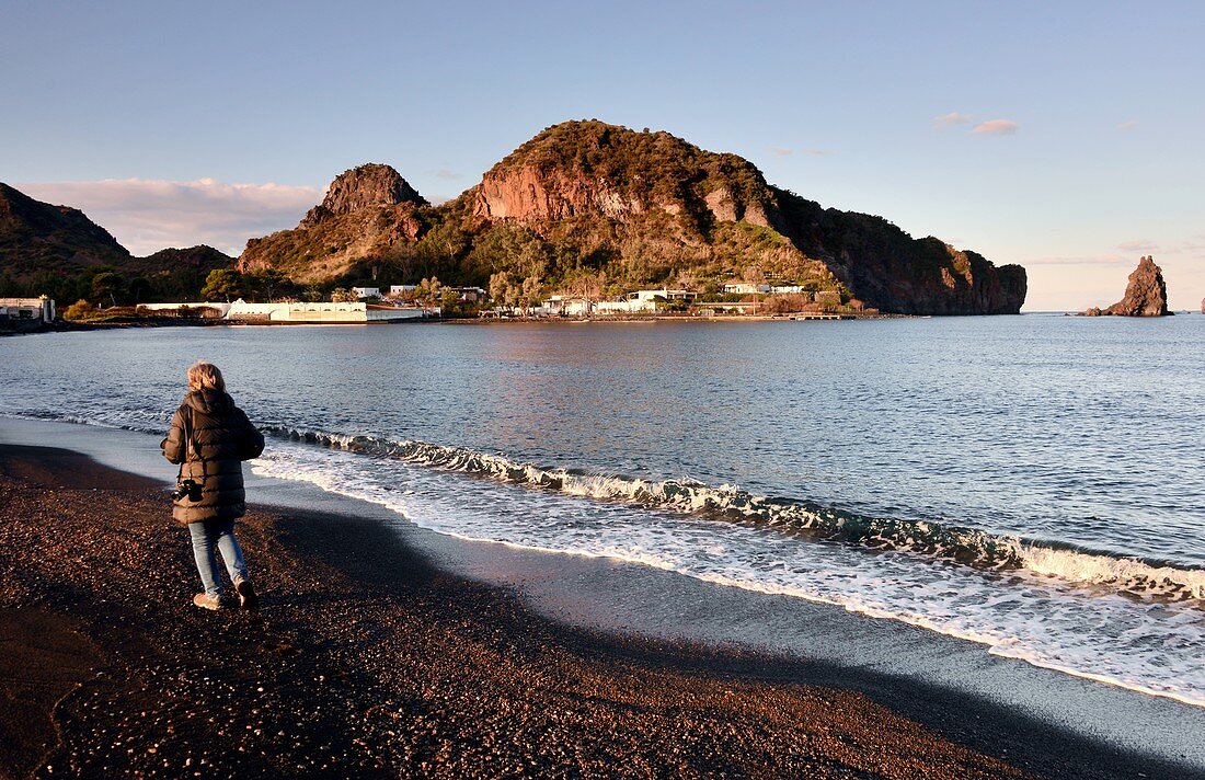 Frau am Strand bei Porto Levante auf der Insel Vulkano, Liparische Inseln, Süd- Italien