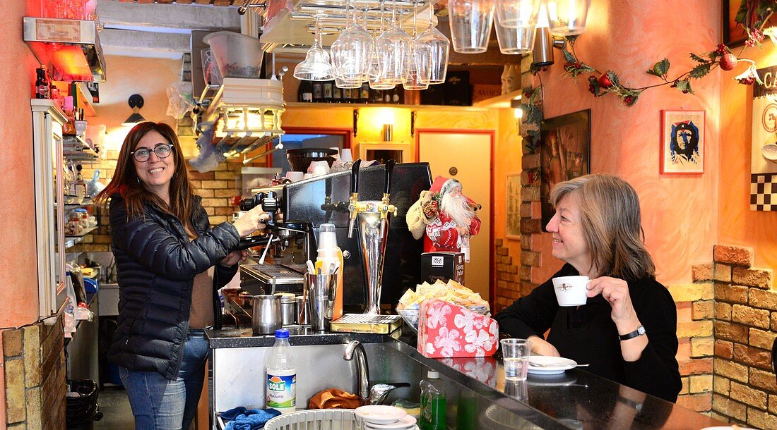 Frau als Barrista und Gast trinkt Café, Bar in Sizilien, Italien