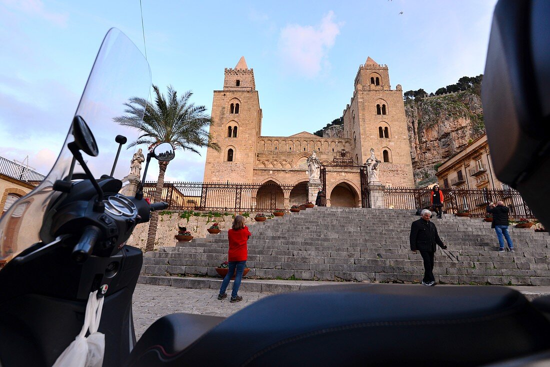 Altstadt am Dom mit Palme, Cefalu, Nordküste, Sizilien, Italien