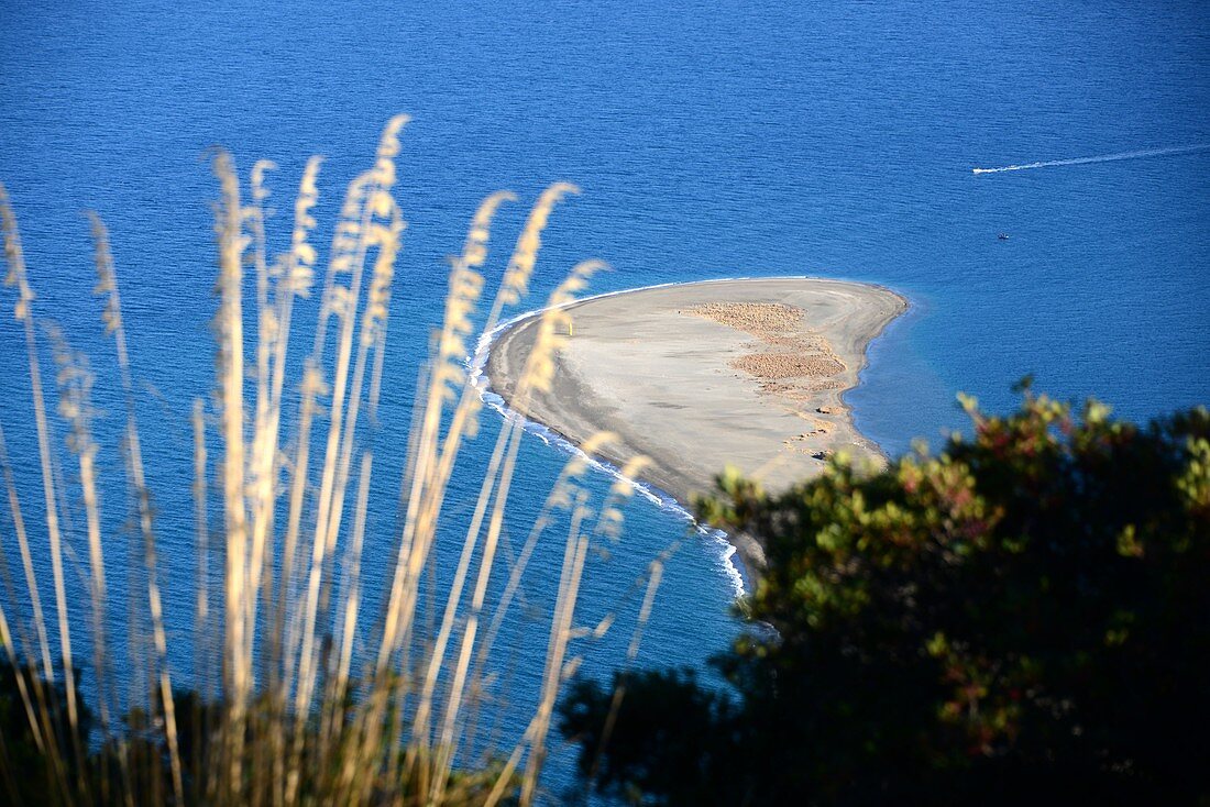 Meer mit Sandstrand, Boot, Ausblick an der Santuario della Madonna Nera, Tindari, Nordküste, Sizilien, Italien