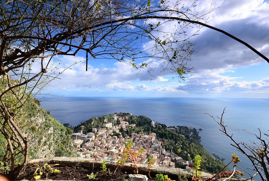 Blick auf Taormina mit Meer, Wolken, Kleinstadt, Ostküste, Sizilien, Italien