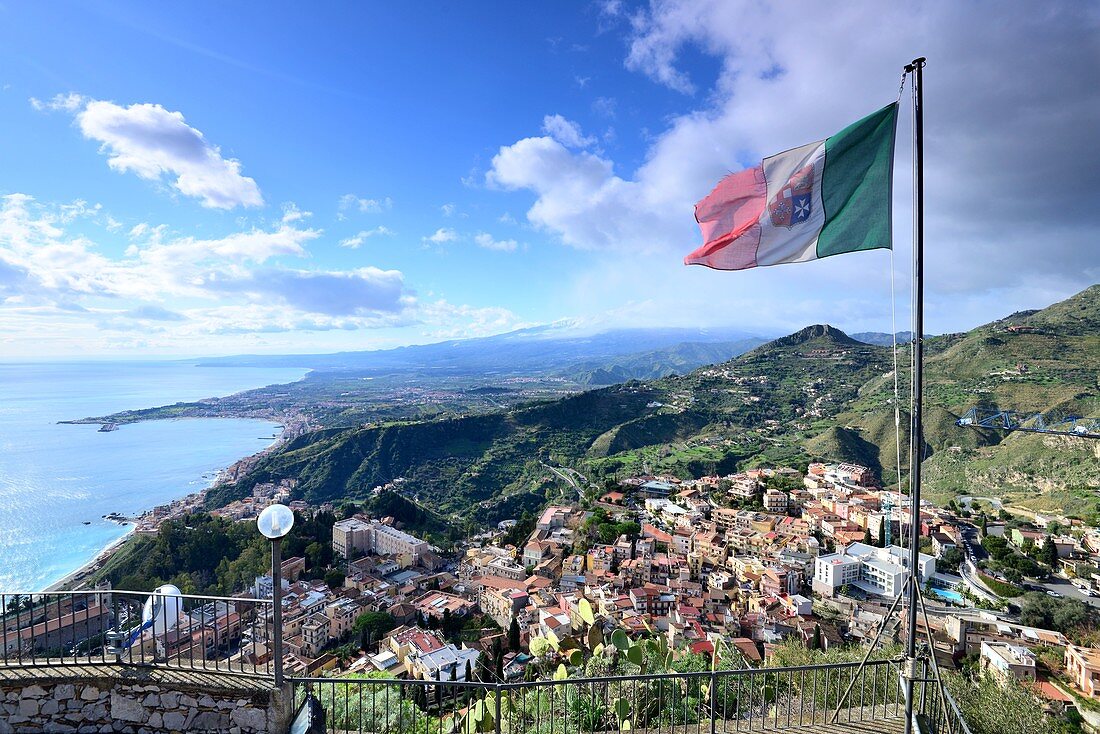 Italienische Fahne und Blick und Meer und Küste, Santuario Madonna della Rocca, Taormina, Ostküste, Sizilien, Italien