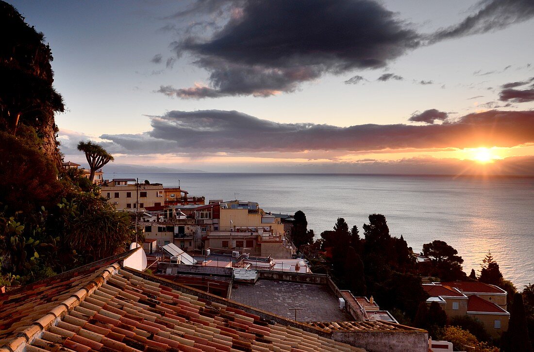 Sonnenaufgang, Blick von Taormina gen Osten mit Meer, Ostküste, Sizilien, Italien