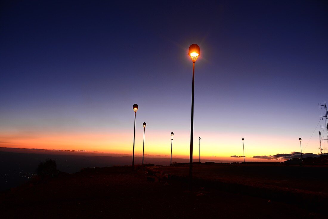 Laternen, Himmel, Licht, Sonnenuntergang am Vulkan Ätna, Südseite, Ostküste, Sizilien, Italien