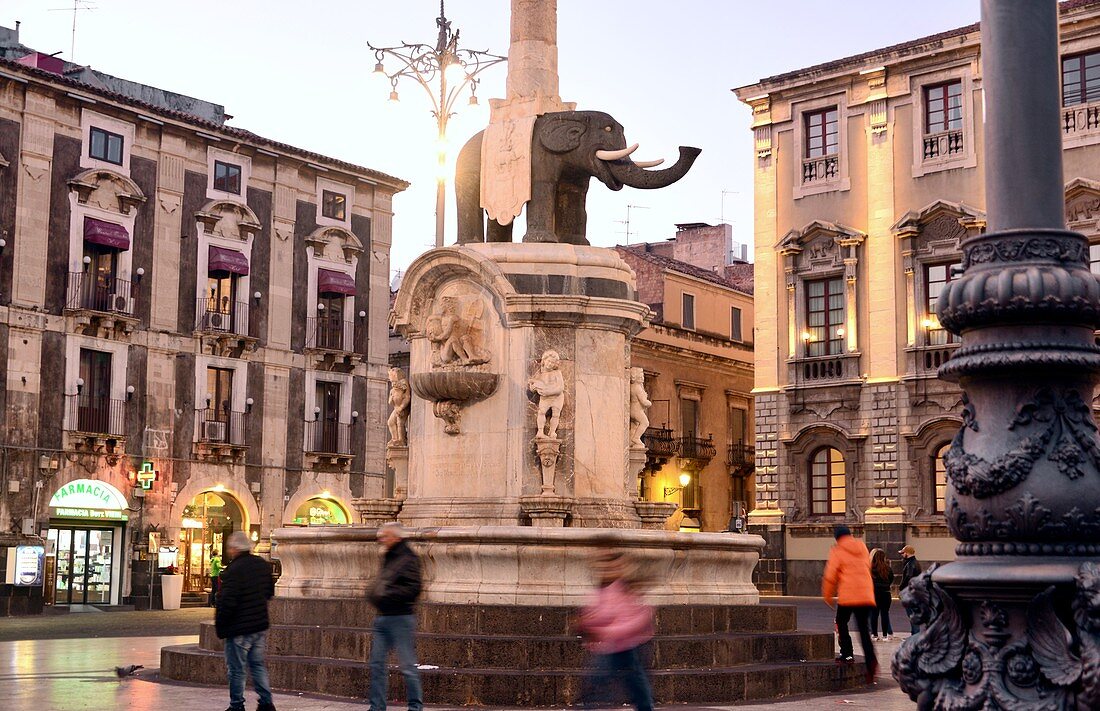 Monument, Elefant aus Lavastein, am Piazza Duomo, Catania, Ostküste, Sizilien, Italien