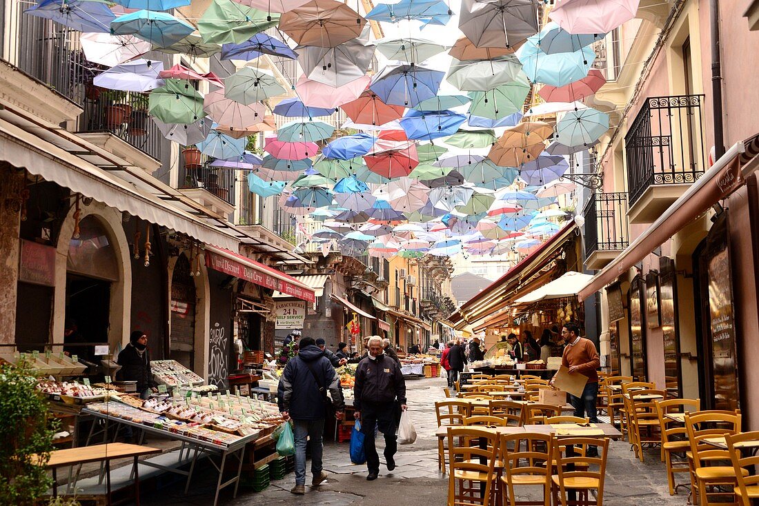Gasse mit Schirmen auf dem Markt und Restaurant, Catania, Ostküste, Sizilien, Italien