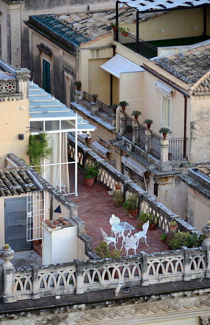 Terasse in der Altstadt von Noto, Sizilien, Italien