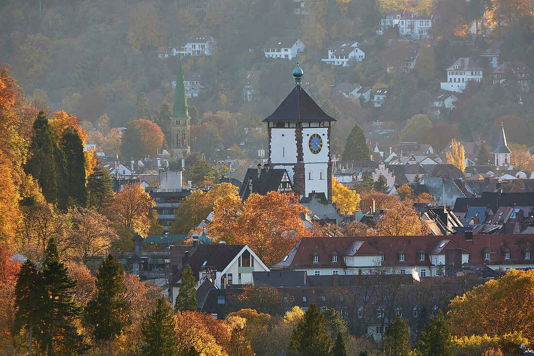 Schwabentor im Herbstlaub, Freiburg, Breisgau, Südlicher Schwarzwald, Baden-Württemberg, Deutschland