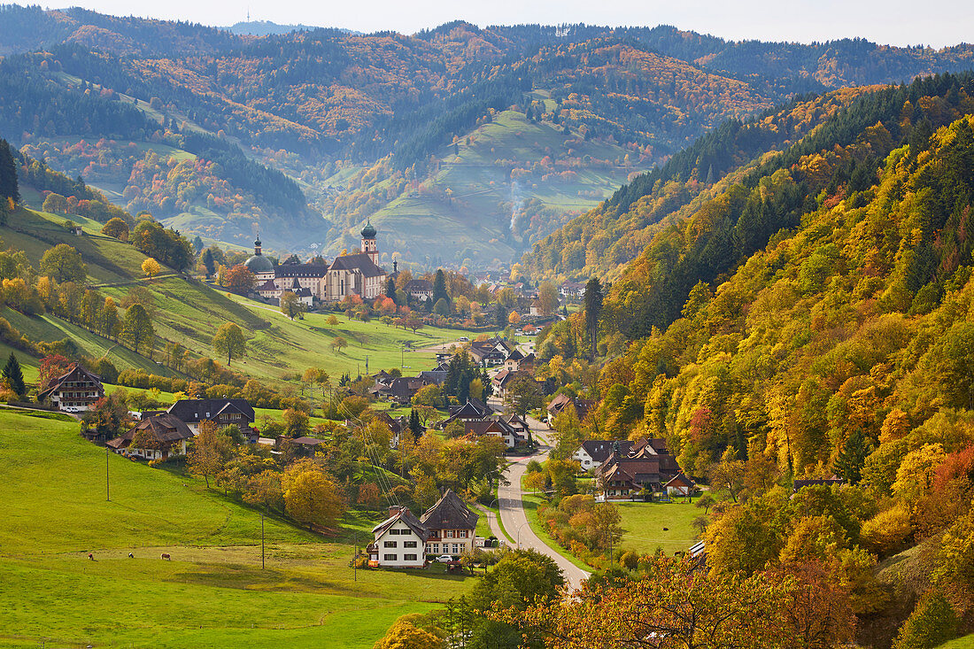 Untermünstertal mit Kloster St. Trudpert, Herbst, Südlicher Schwarzwald, Baden-Württemberg, Deutschland, Europa